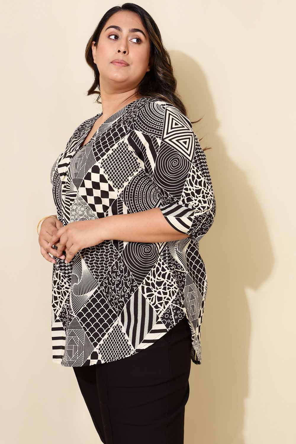 Plus Size Plus Size Black White Geometric Print Centre Pleat Top